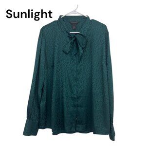 Investments Womens XL Green Leopard Print Satin Blouse Bow Tie Neck/Gold Button